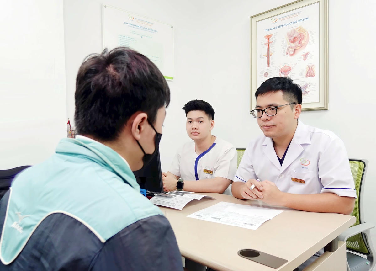 BS Cưá»ng khám và tư vấn bá»nh nhân