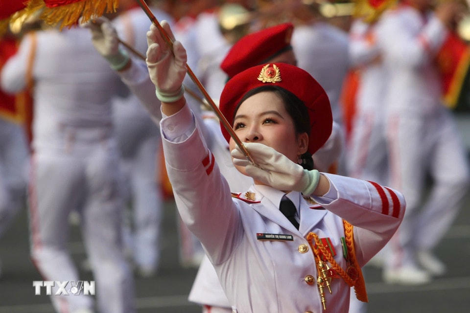 Màn súng kết hợp quân nhạc xếp hình nghệ thuật “Đất nước trọn niềm vui” do Đoàn Nghi lễ Quân đội, Trường Đại học Văn hoá Nghệ thuật Quân đội, Đoàn Văn công Quân khu 1, Đoàn văn công quân khu 3 , Đoàn văn công Quân khu 9 biểu diễn. (Ảnh: TTXVN)