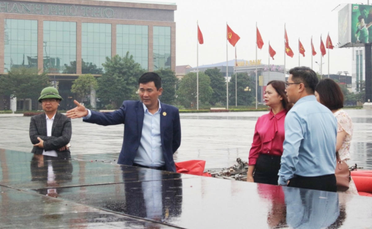 Ông Hồ Đại Dũng, Phó chủ tịch UBND tỉnh Phú Thọ kiểm tra công tác chuyển bị cho ngày hội