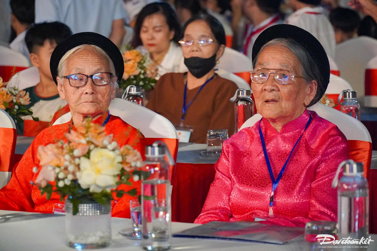Bà Phạm Thị Thiệu (áo hồng) xúc động khi dự cầu truyền hình 70 năm tập kết ra Bắc. Ảnh: Đình Minh
