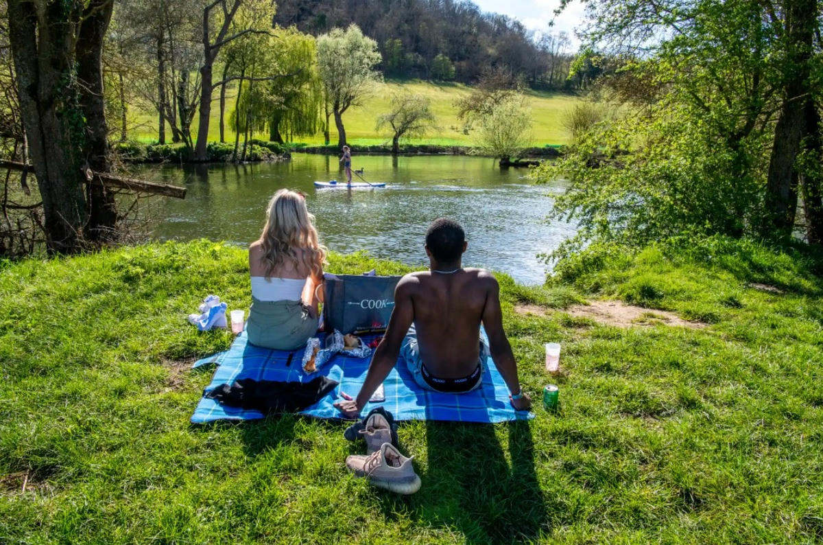 Cuộc sống yên bình bên dòng sông Thames. Ảnh: The Guardian.