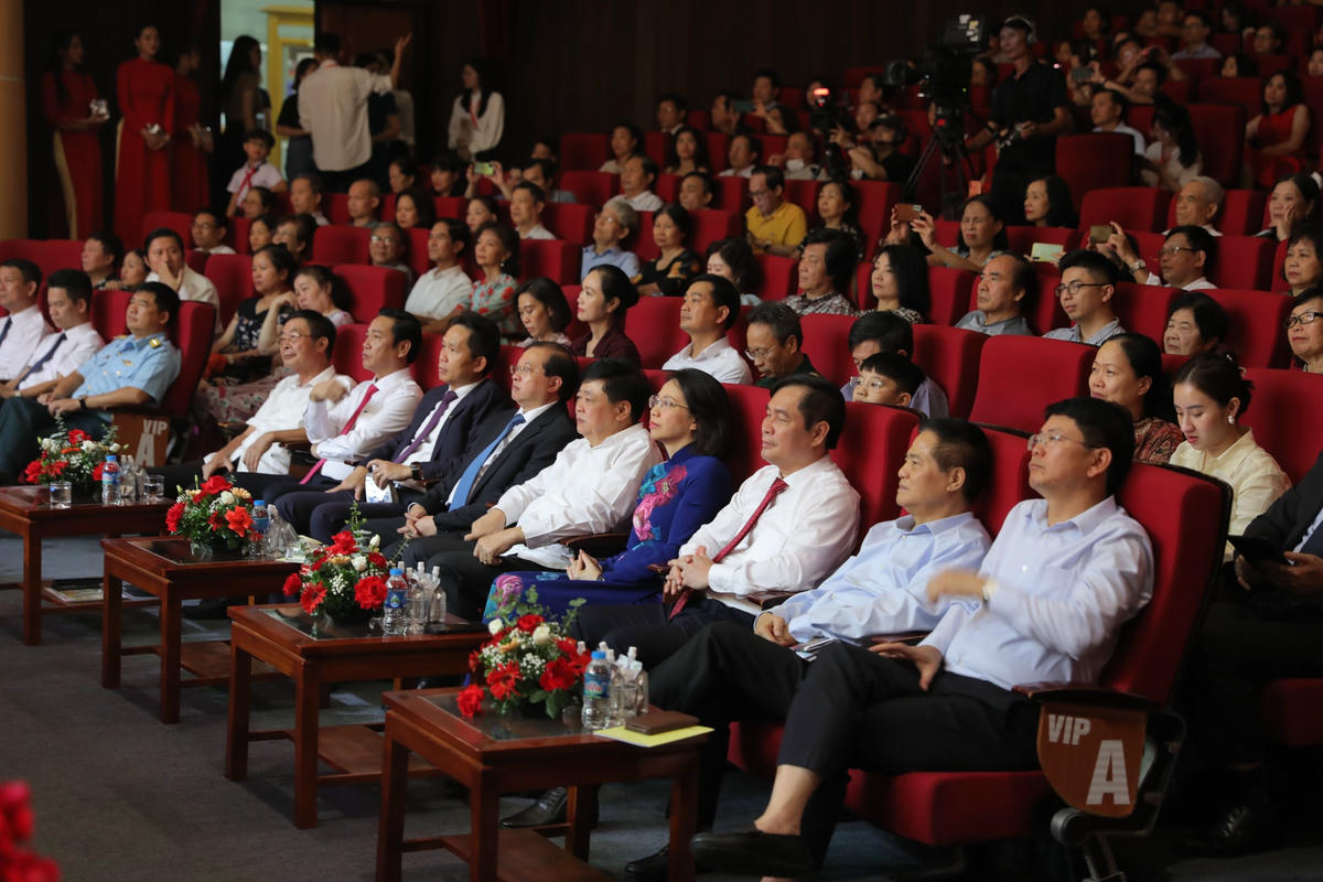 Các đại biểu tham dự trong chương trình.