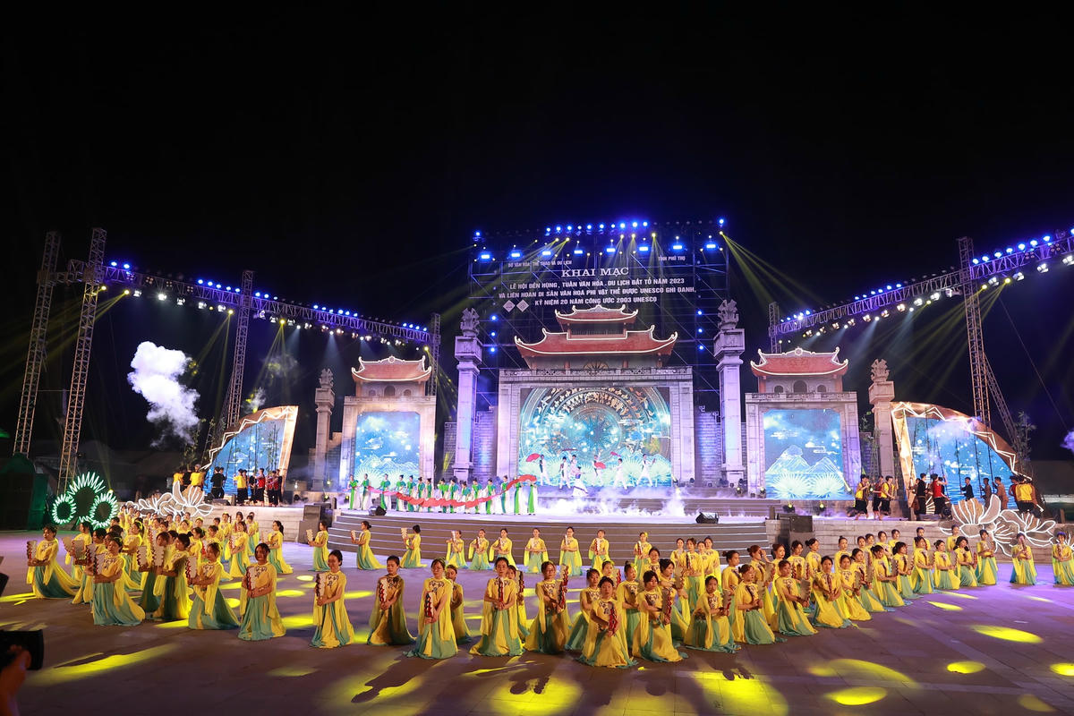 Các tiết mục được dàn dựng công phu, hoành tráng.