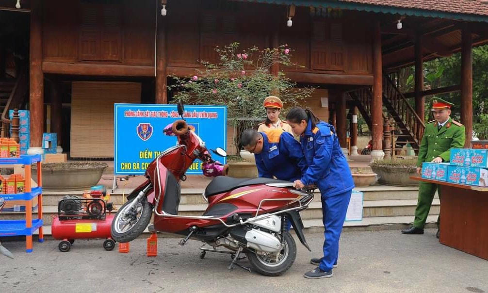 ...Và thay dầu miễn phí. Ảnh Công an tỉnh Tuyên Quang