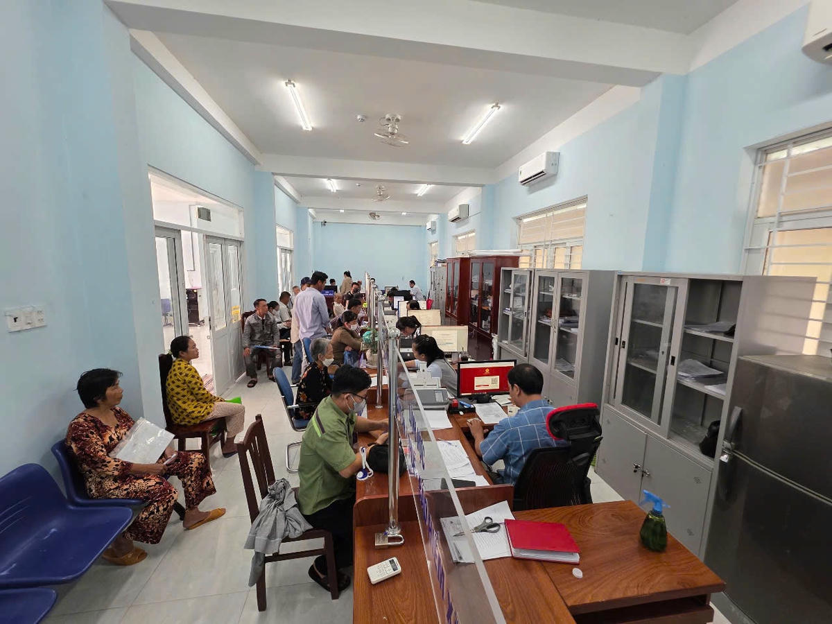 ẢNH 3 Sau 1 tháng áp dụng chính quyền 2 cấp Cà Mau, việc giải quyết thủ tục, hồ sơ ở phường, xã được đánh giá nhanh gọn hơn.