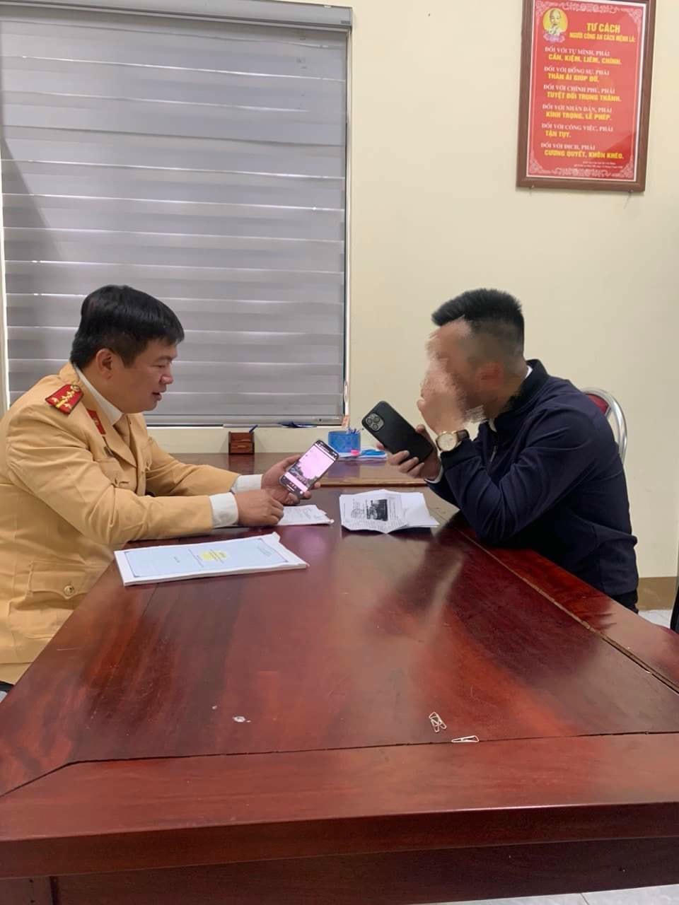 Lỗi vi phạm chủ yếu là dừng, đỗ; không chấp hành hiệu lệnh, chỉ dẫn của vạch kẻ đường... Ảnh: Công an TP Việt Trì