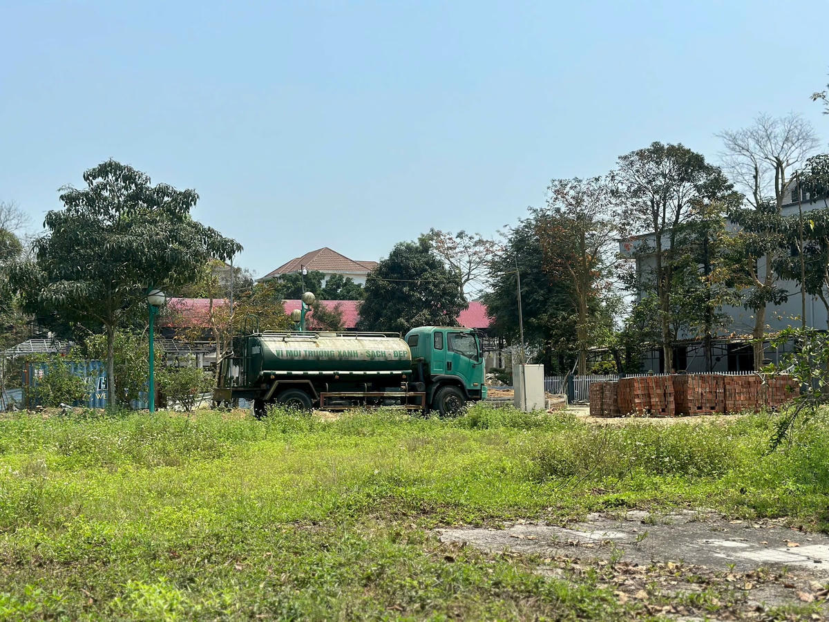 e thùng chở nước để không, có dấu hiệu đã lâu không sử dụng. Ảnh: HN.