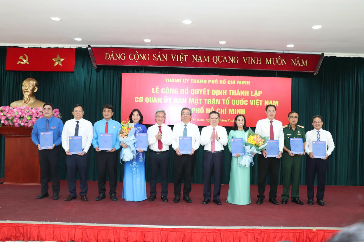 Ông Nguyễn Thanh Nghị, Ủy viên Trung ương Đảng, Phó Bí thư Thường trực Thành ủy TP Hồ Chí Minh trao Quyết định về chức danh Chủ tịch, các Phó Chủ tịch Ủy ban Mặt trận Tổ quốc Việt Nam thành phố. Ả