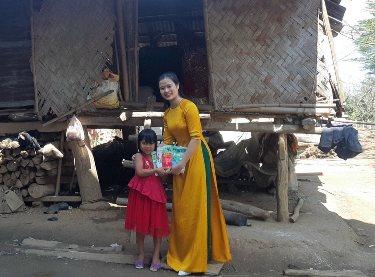 Các em học sinh bất ngờ với lì xì độc đáo từ giáo viên.