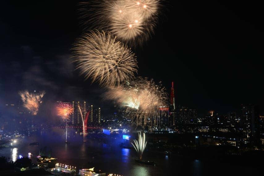 Khoảnh khắc pháo hoa rực sáng, tuyệt đẹp trên bầu trời thành phố Hồ Chí Minh. (Ảnh: Mạnh Linh/TTXVN)