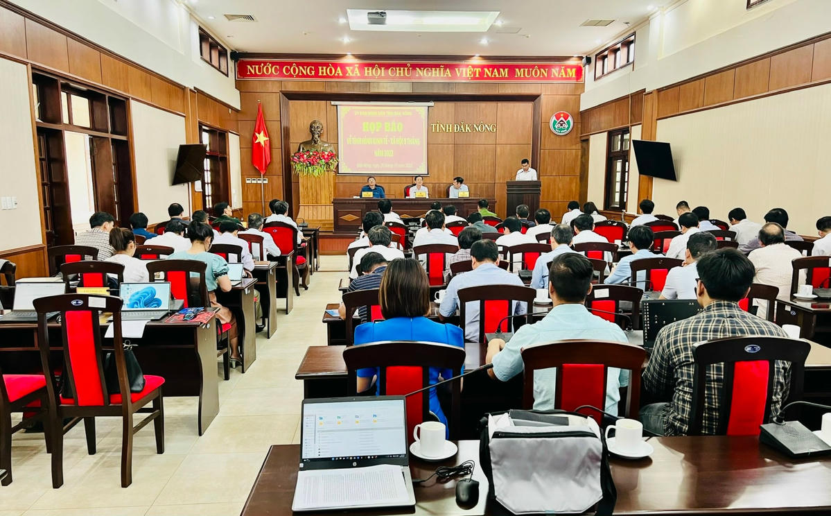 Toàn cảnh buổi họp báo.