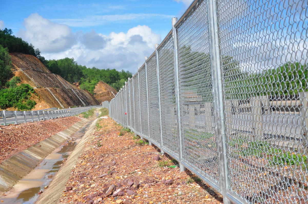 Một số hình ảnh phóng viên ghi nhận tại dự án cao tốc Cam Lộ - La Sơn vào cuối tháng 12/2022.
