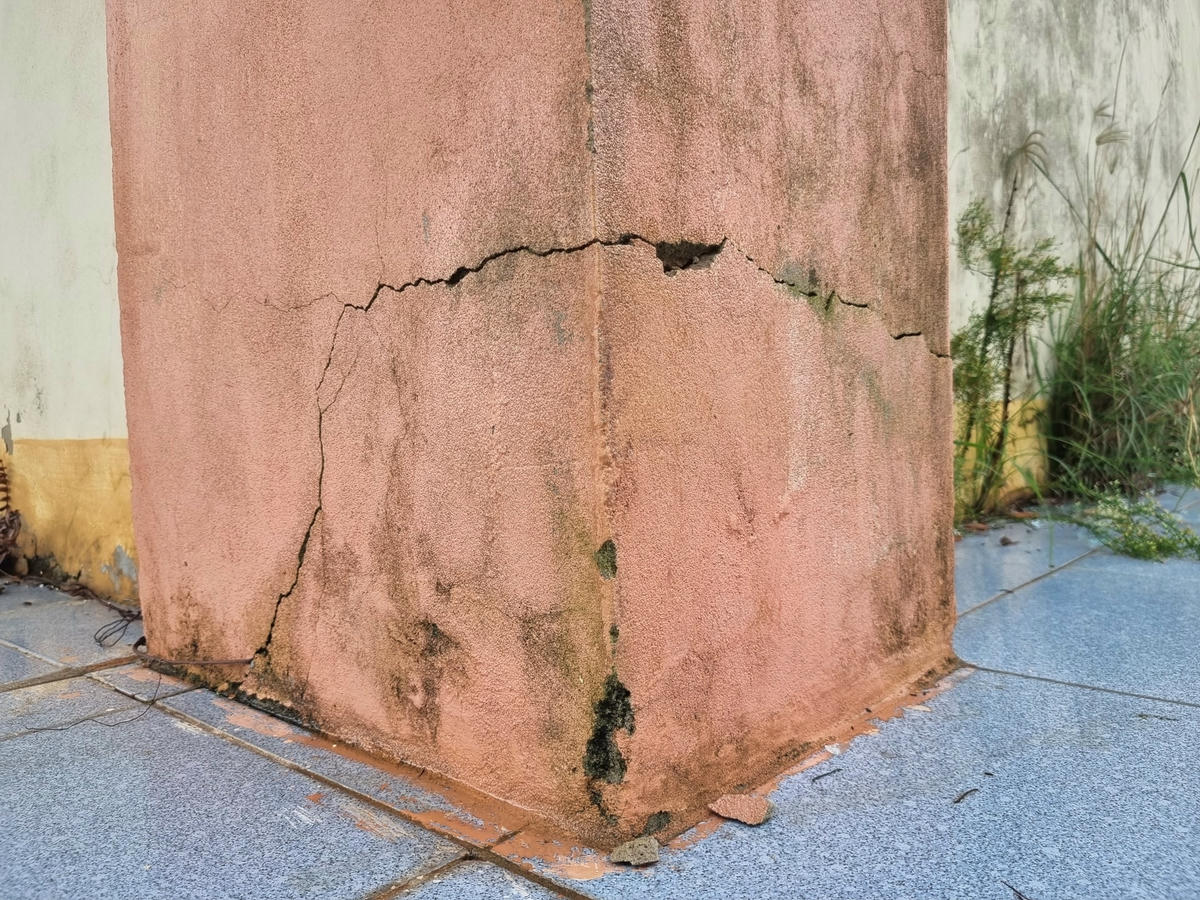 Hệ thống cứu hỏa và một số tấm đan bê-tông rãnh thoát nước hư hỏng. Một số vị trí trụ tại khu vực đình chợ và tường xuất hiện các vết nứt ngang dọc kéo dài.