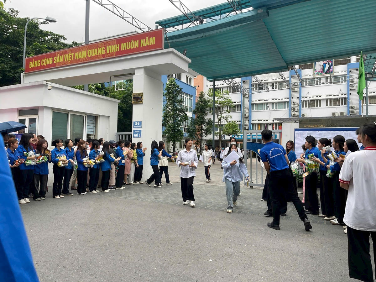 Thí sinh kết thúc kỳ thi tốt nghiệp THPT 2025 tại điểm thi Trường THPT Nguyễn Trãi - Hà Nôi (ảnh Minh Quang)