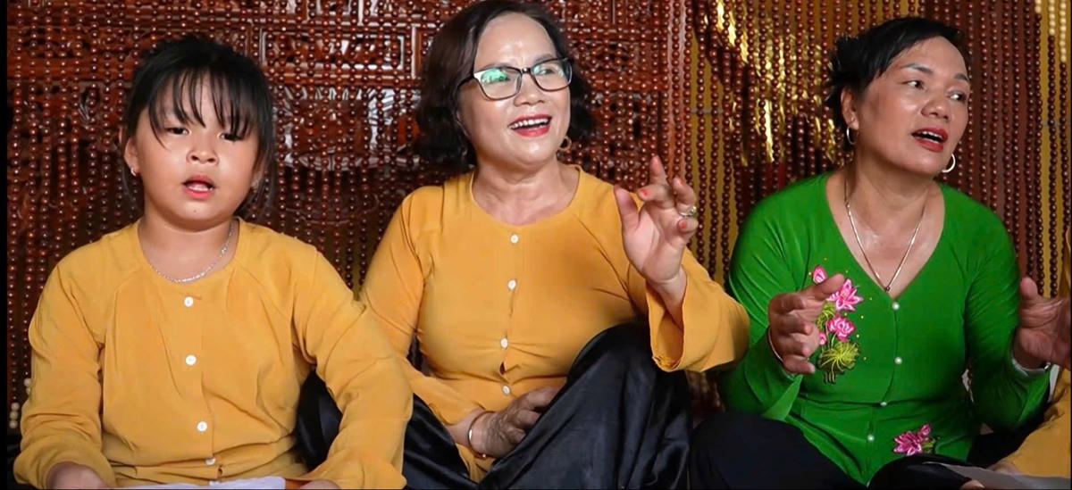 Nghệ nhân Võ Thị Hồng Vân (áo vàng, đeo kính) dạy hát dân ca ví, giặm cho các em nhỏ, các thành viên trong CLB do chị làm chủ nhiệm. Ảnh Điền Bắc.