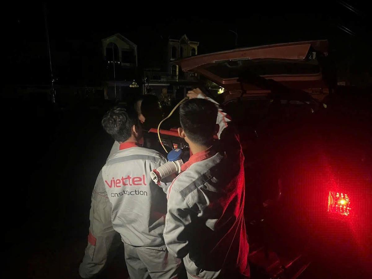 Viettel đang dồn nguồn lực từ 63 tỉnh/thành phố đến khu vực thiên tai để hỗ trợ nhanh nhất, đảm bảo thông tin liên lạc cho người dân. Ảnh: Viettel