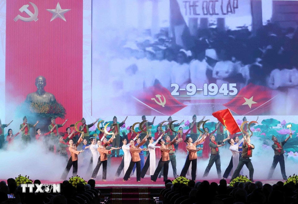 Tiết mục nghệ thuật chào mừng buổi gặp mặt. (Ảnh: Phương Hoa/TTXVN)