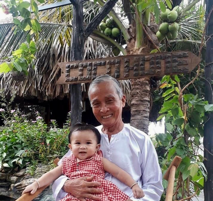 Ông Dương Văn Thưởng, chủ nhân căn nhà dừa ở cù lao An Bình.  