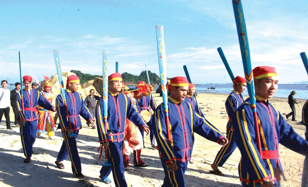 Đội hình bả trạo gồm 18 người.  