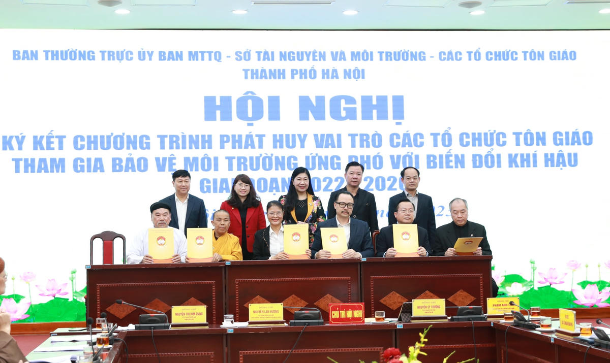 Phó Bí thư Thường trực Thành ủy Nguyễn Thị Tuyến; Chủ tịch Ủy ban Mặt trận Tổ quốc Việt Nam thành phố Nguyễn Lan Hương trao Quyết định của Ban Thường vụ Thành ủy và tặng hoa chúc mừng hai đồng chí Đàm Văn Huân, Phạm Anh Tuấn tại Ủy ban Mặt trận Tổ quốc Việt Nam thành phố Hà Nội.