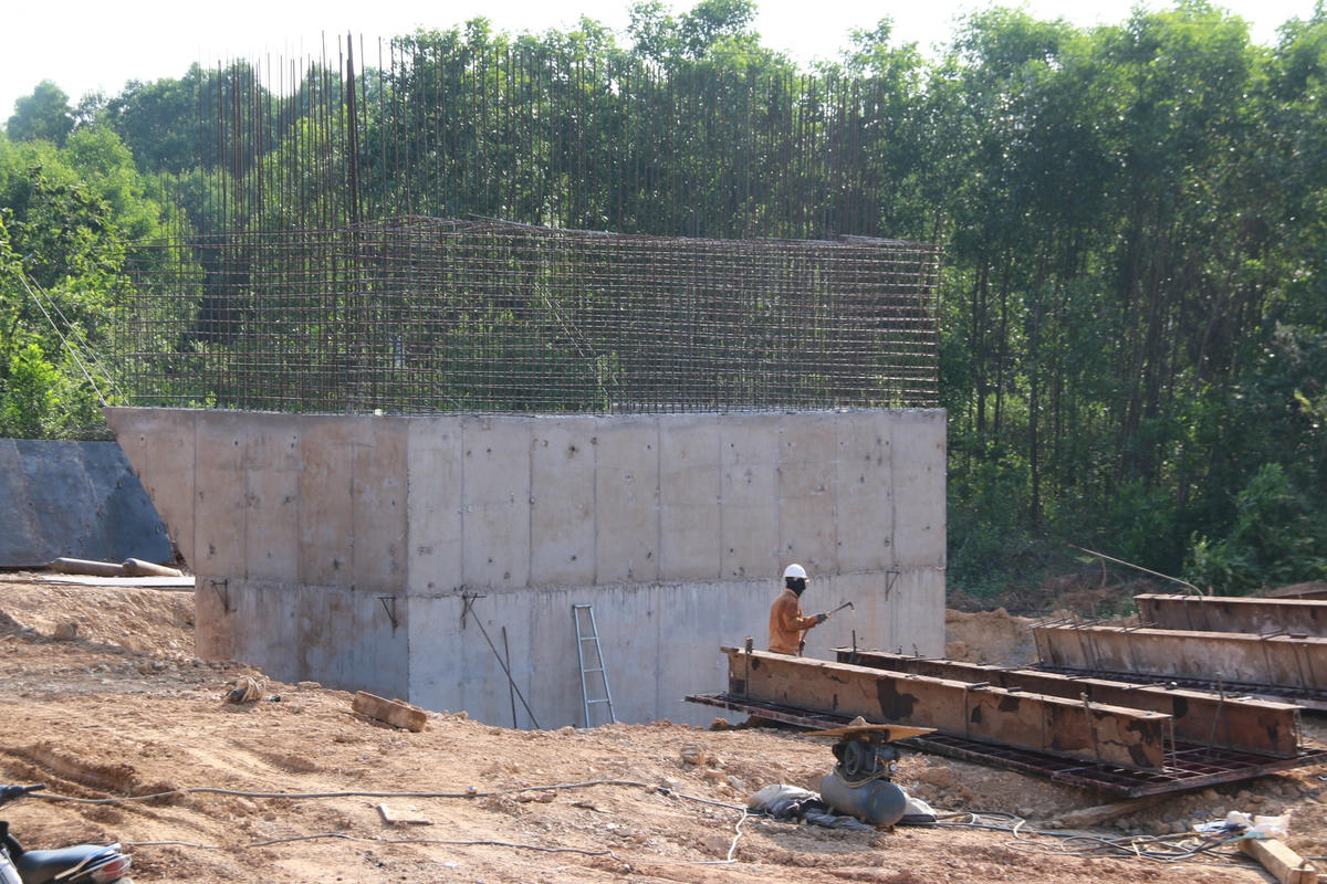 Ban Chỉ đạo GPMB cao tốc đoạn Vạn Ninh - Cam Lộ tỉnh Quảng Trị cho biết thêm, hiện nay, tại dự án có một số khó khăn, vướng mắc trong việc xây dựng cầu vượt tại nút giao Quốc lộ 9 và tuyến tránh QL 9 phía Bắc với cao tốc Vạn Ninh - Cam Lộ; tuyến nhánh cầu vượt ngang Km 714+123 (khóm 5, thị trấn Bến Quan) vì ảnh hưởng đến các hộ dân sinh sống ở khu vực này.