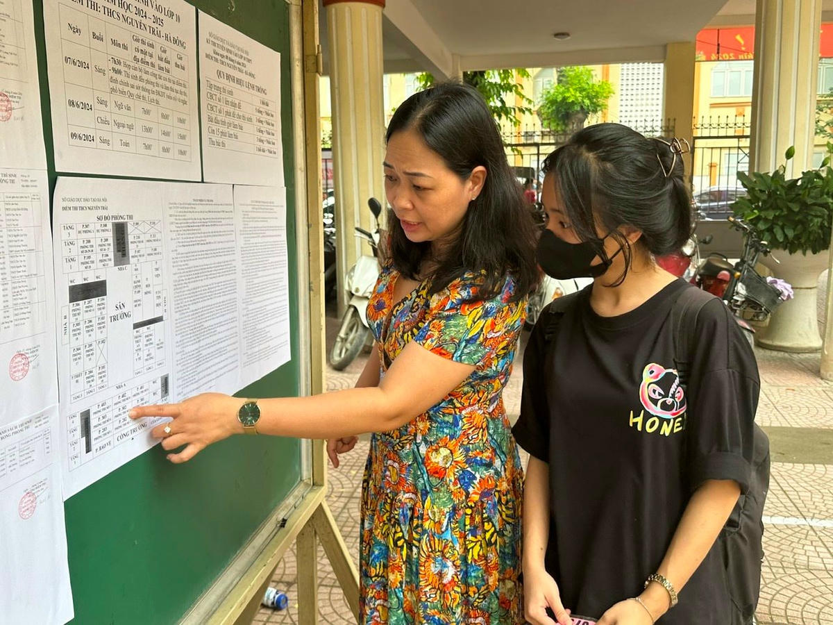 Giáo viên hướng dẫn thí sinh tại Kỳ thi vào lớp 10 công lập của Hà Nội năm học 2024-2025.