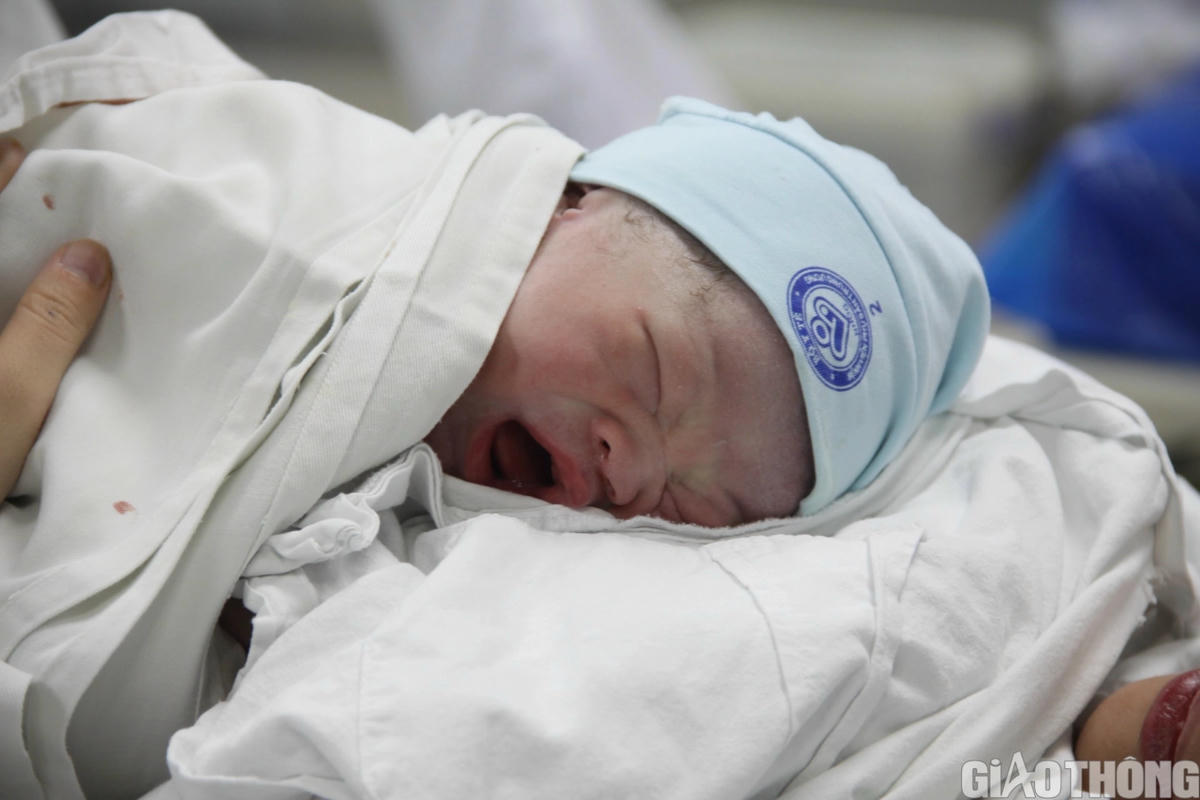 Hình ảnh công dân nhí đầu tiên của năm 2024 chào đời ở Hà Nội- Ảnh 1.
