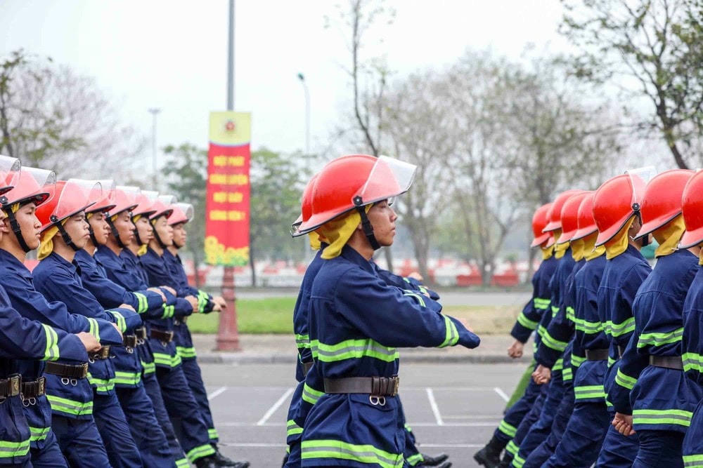 Khối Cảnh sát Phòng cháy, Chữa cháy và Cứu hộ Cứu nạn tập luyện diễu binh, diễu hành. (Ảnh: Phạm Kiên/TTXVN) ttxvn_duyet binh dien bien (7).jpg