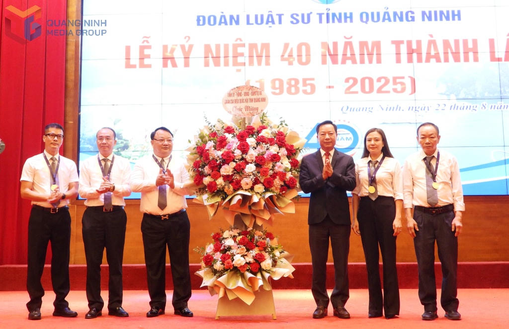 Đồng Lê Văn Ánh, Phó Chủ tịch UBND tỉnh tặng hoa chúc mừng Đoàn Luật sư tỉnh.