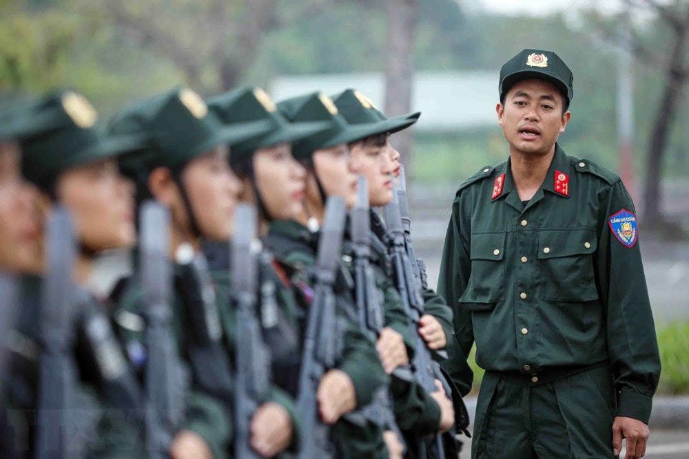 Chỉ huy các đơn vị đôn đốc, chỉnh sửa động tác của cán bộ, chiến sỹ Công an Nhân dân tham gia diễu binh, diễu hành. (Ảnh: Phạm Kiên/TTXVN) ttxvn_duyet binh dien bien (3).jpg