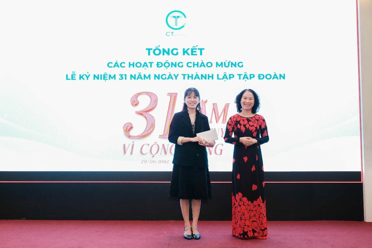 Cán bộ nhân viên vượt khó để học tập, công tác được tri ân trong buổi lễ.