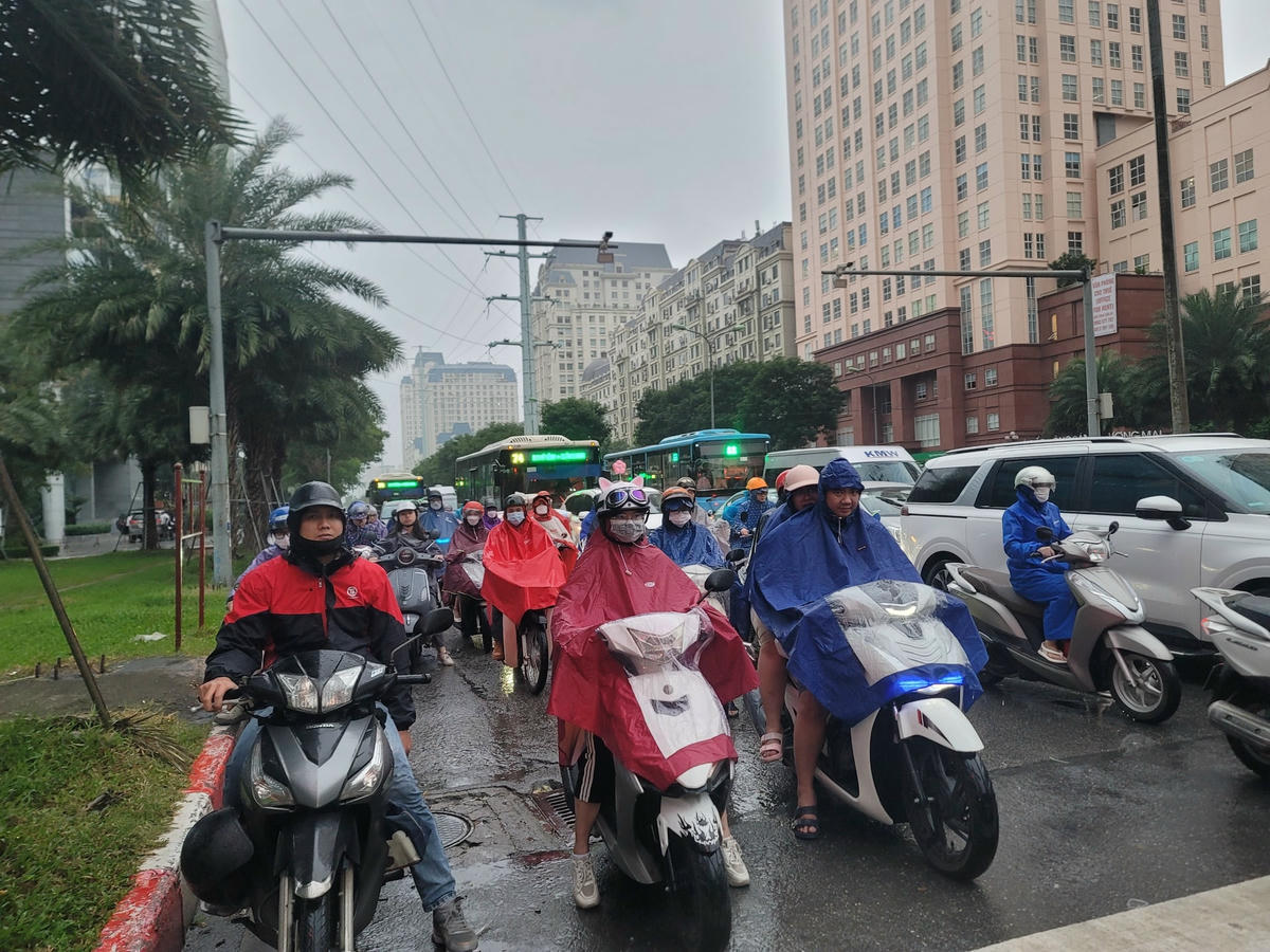 Sáng nay, không khí lạnh tràn về khắp thủ đô, trời chuyển mưa và rét.Nhiệt độ giảm xuống mức 16-18 độ kèm theo mưa rào và dông. Đây được đánh giá là đợt không khí lạnh mạnh nhất từ đầu mùa.