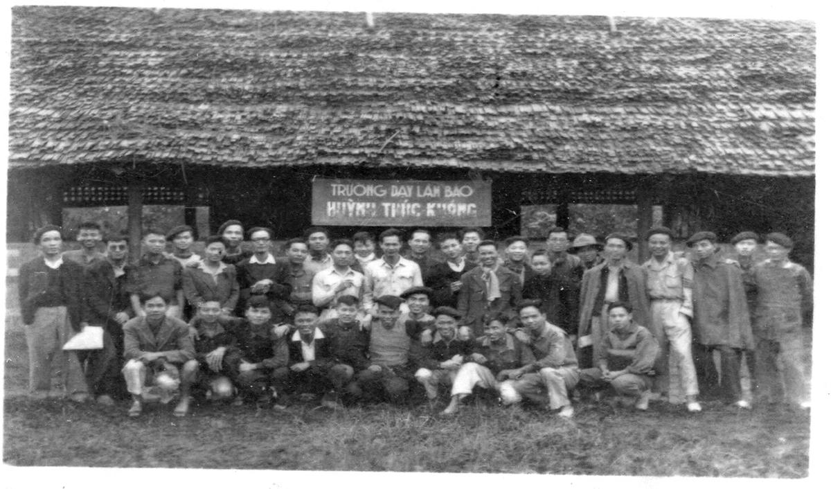 Giảng viên và học viên Trường dạy làm báo Huỳnh Thúc Kháng, năm 1949