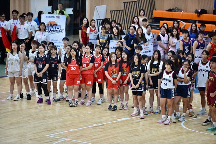 Đại diện một số đội bóng tại lễ khai mạc. 006b083e-91a1-4601-ad41-24e0e4428dc5.jpg