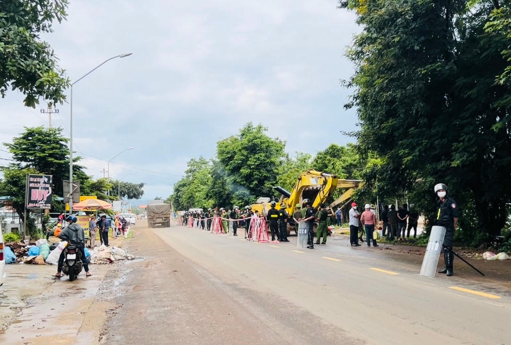 Lực lượng bảo vệ an ninh trật tự và phân luồng giao thông.