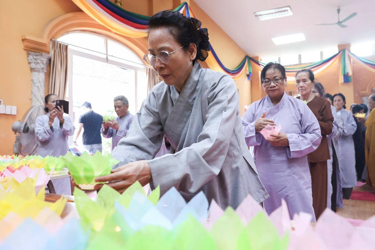 Các Phật tử thành tâm cúng đăng - dâng ánh sáng tri ân đến anh linh các anh hùng liệt sĩ và hướng về sự thanh bình, an hòa cho đất nước. Ảnh: Quang Vinh.