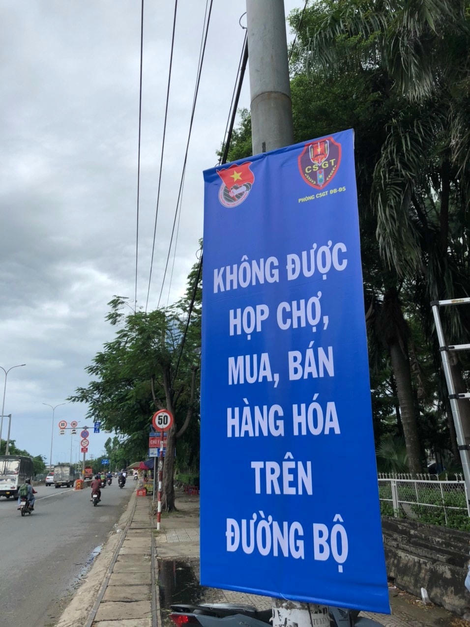 Hình ảnh một số pano được treo trên Quốc lộ 1.