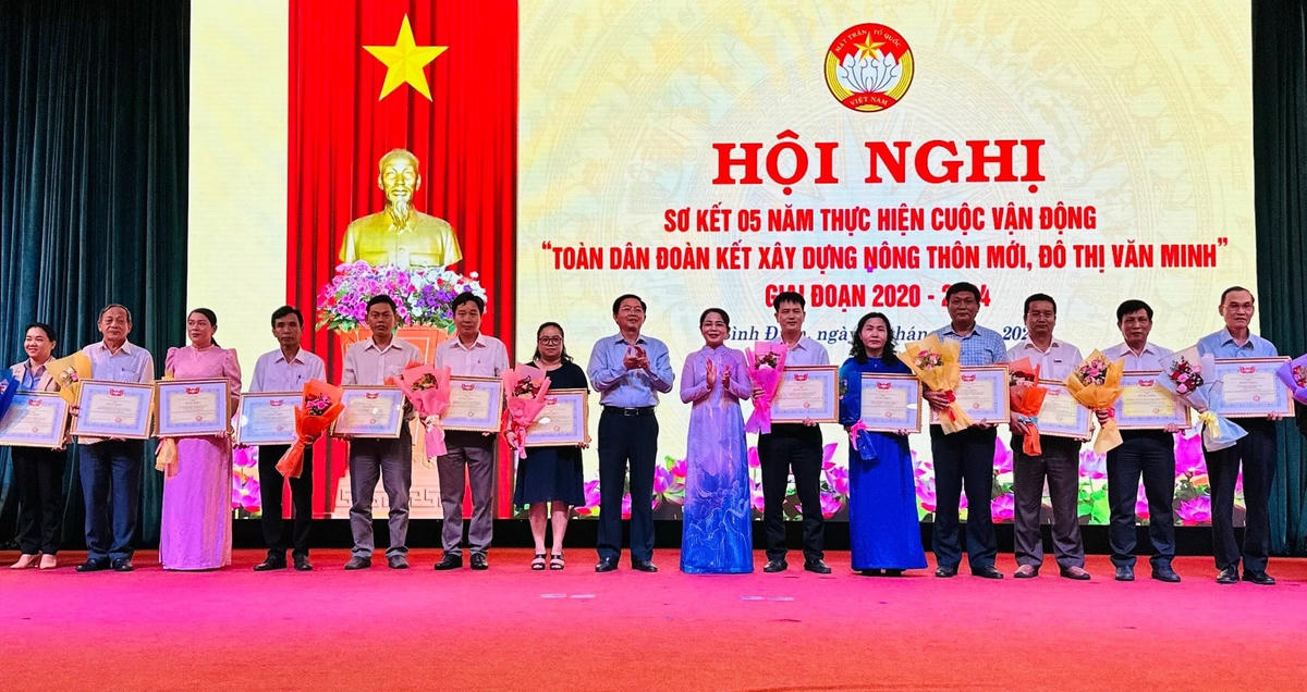 Lãnh đạo tỉnh trao bằng khen và hoa cho các cá nhân và tập thể có thành tích xuất sắc trong thực hiện Cuộc vận động “Toàn dân đoàn kết xây dựng nông thôn mới, đô thị văn minh” giai đoạn 2020-2024.