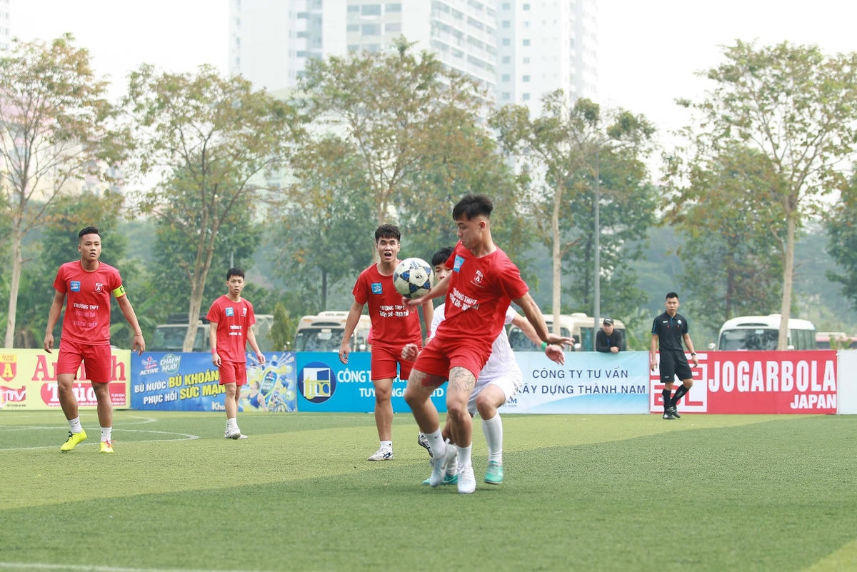 Không khí thi đấu quyết liệt trên sân cỏ ngày chung kết.