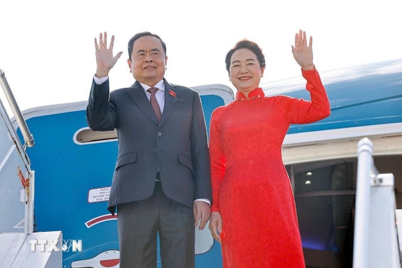 Chủ tịch Quốc hội Trần Thanh Mẫn và Phu nhân rời Geneva về nước. (Ảnh: Doãn Tấn/TTXVN)