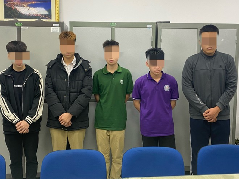 Các đối tượng bị triệu tập tại cơ quan Công an. Ảnh: CACC