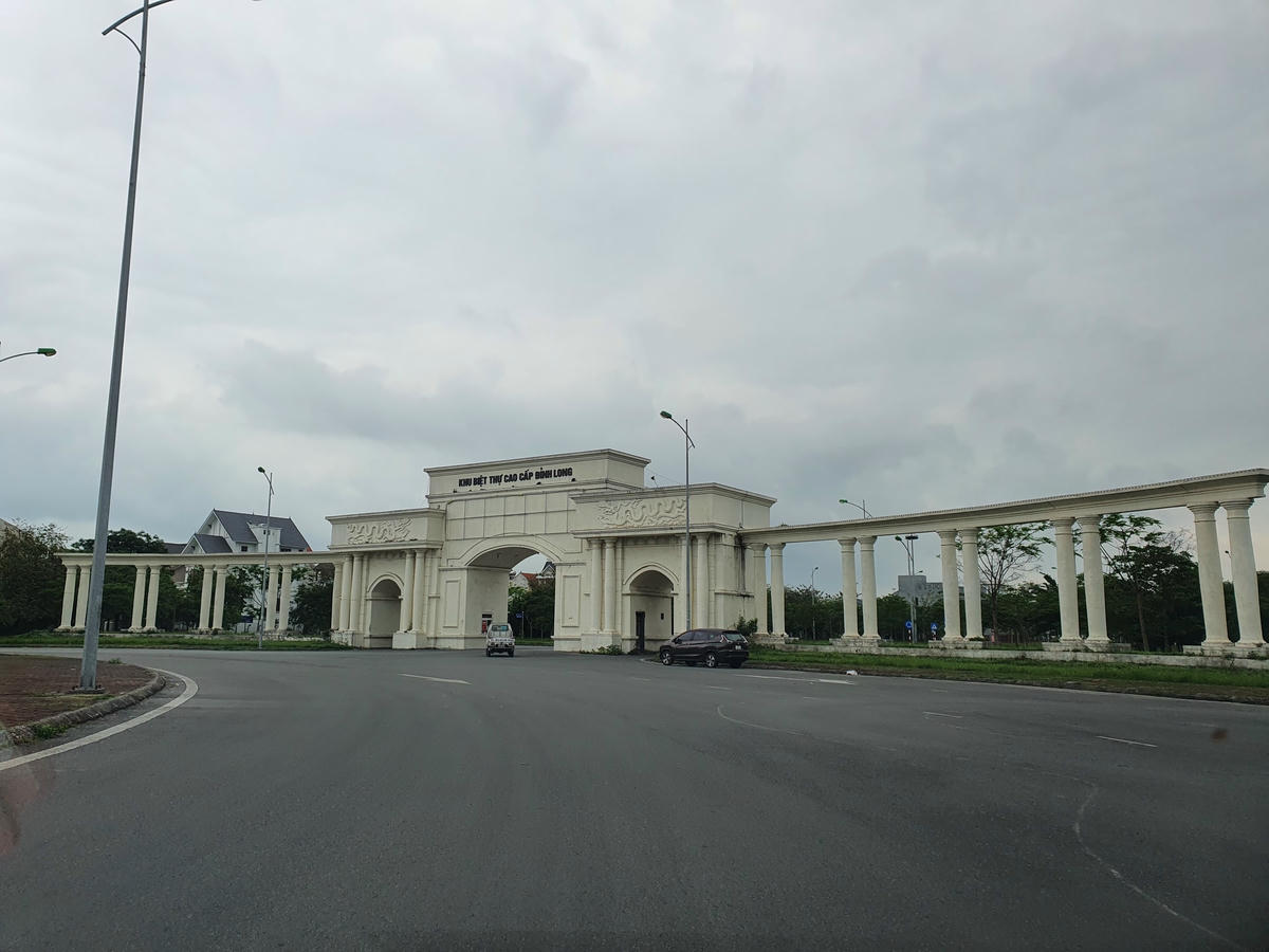 2.Những căn nhà liền kề mọc trên đất quy hoạch dành cho giáo dục khiến dư luận bức xúc