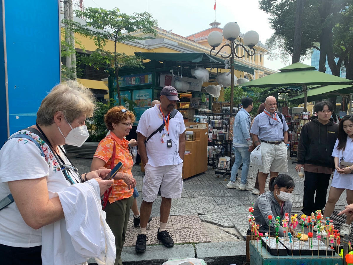 Khách quốc tế thích thú với các trò chơi dân gian của Việt Nam.