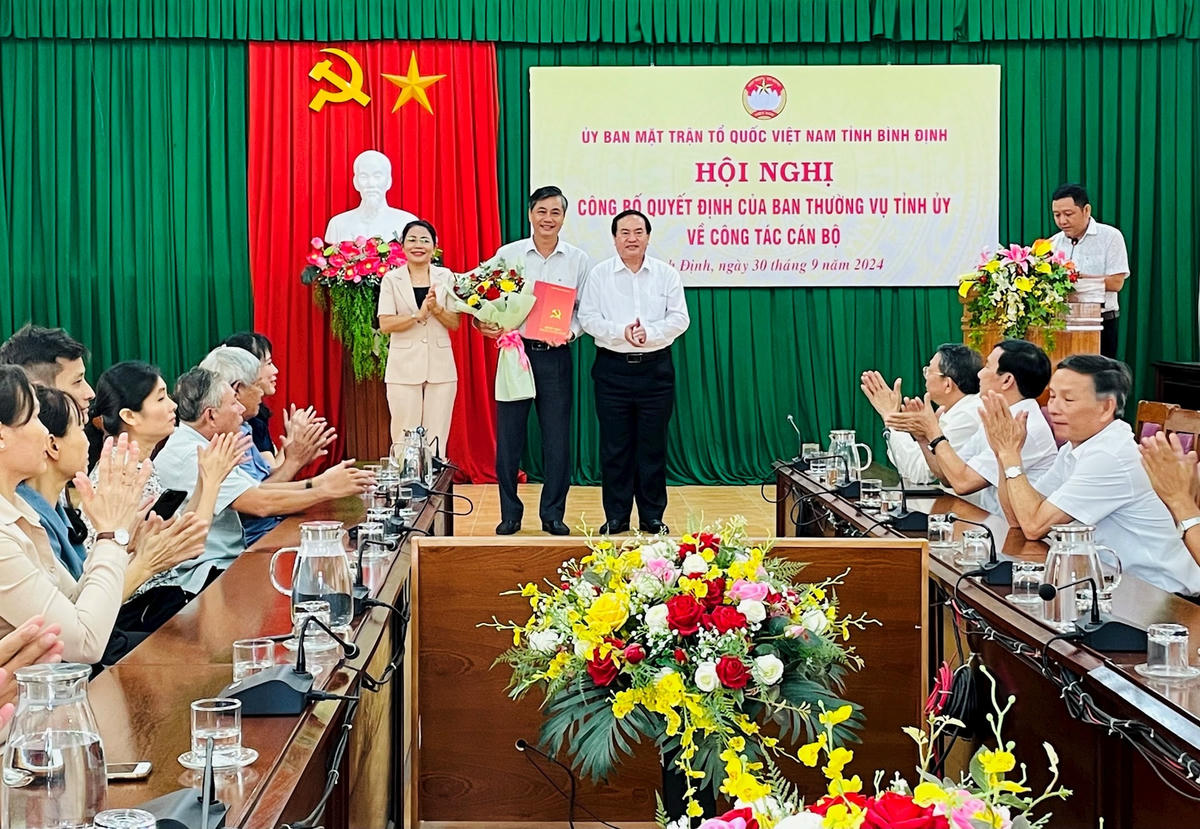 Trưởng ban Tổ chức Tỉnh ủy Bình Định Nguyễn Giờ trao quyết định bổ nhiệm cho ông Huỳnh Cao Nhất tân Phó Chủ tịch Ủy ban Mặt trận Tổ quốc Việt Nam tỉnh Bình Định.