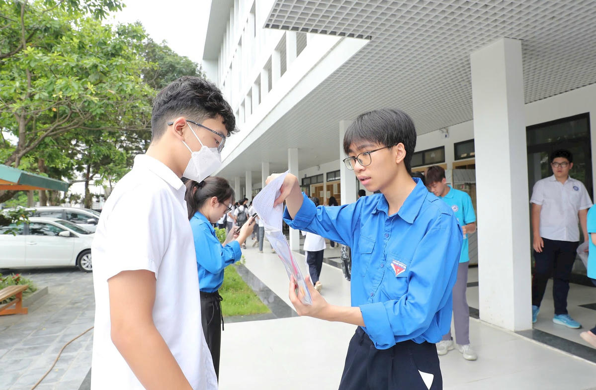 Nhắc nhở thí sinh kiểm tra giấy tờ đầy đủ trước khi vào trường thi tại điểm thi Trường THPT Tây Hồ (quận Tây Hồ)