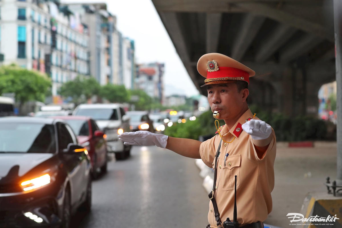 Tại khu vực hầm chui Khuất Duy Tiến, lực lượng chức năng túc trực phân luồng.