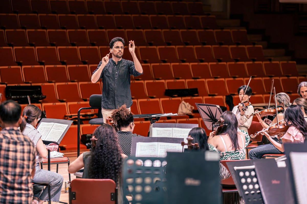 Nhạc trưởng dàn nhạc SSO - Ông Olivier Ochanine.