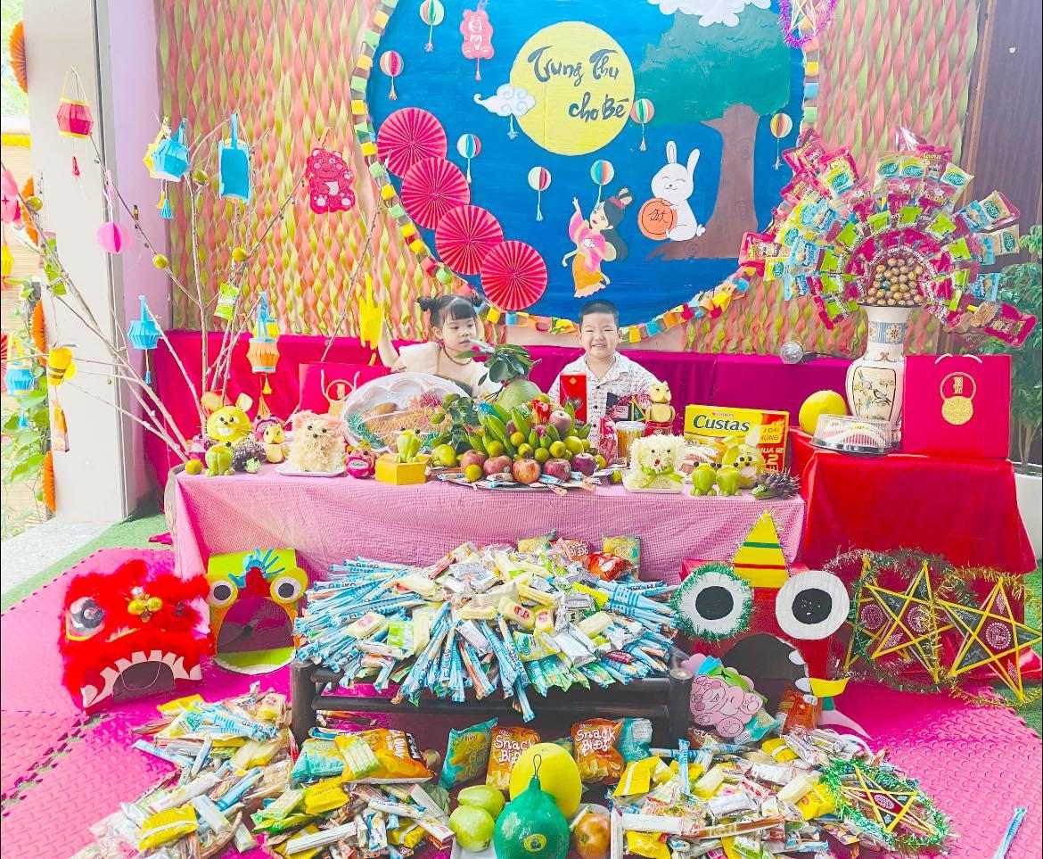 Không gian tràn ngập Trung thu cho các em nhỏ chụp ảnh, phá cỗ.