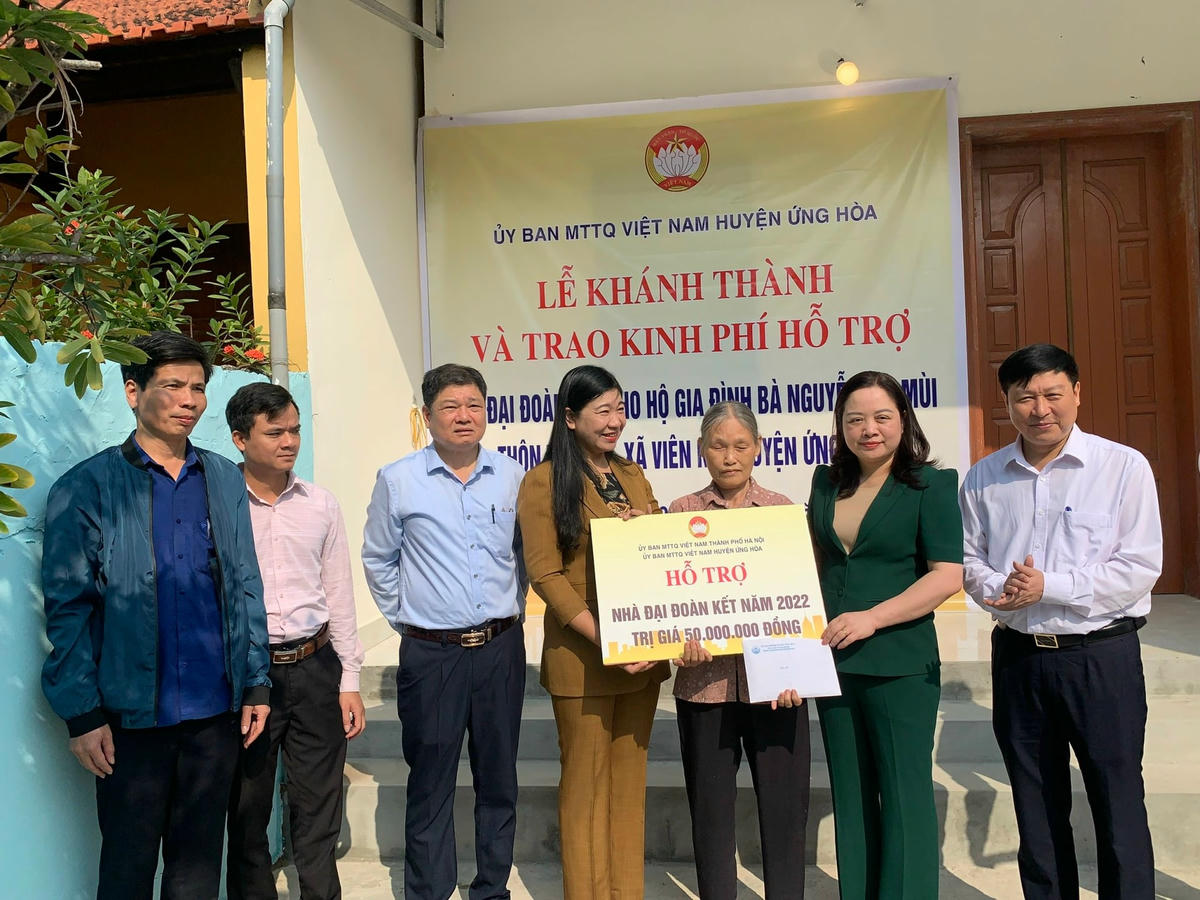 Chủ tịch Ủy ban MTTQ Việt Nam thành phố Hà Nội Nguyễn Lan Hương cùng cán bộ huyện Ứng Hòa khánh thành nhà Đại đoàn kết cho bà Nguyễn Thị Mùi, xã Viên Nội.