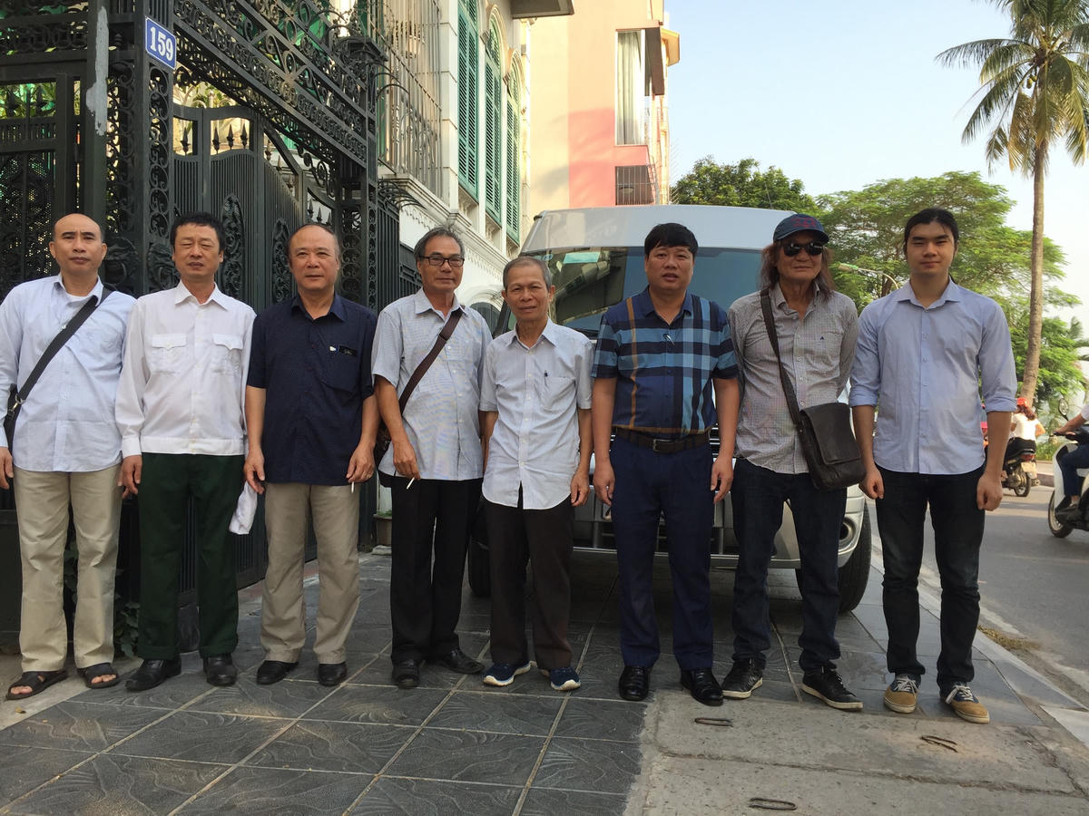 PGS.TS Nguyễn Hữu Sơn (đứng thứ ba từ trái sang) cùng các đồng nghiệp.  